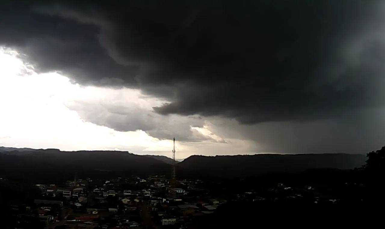 A imagem mostra o avanço de chuva intensa sobre um cidade do Rio Grande do Sul